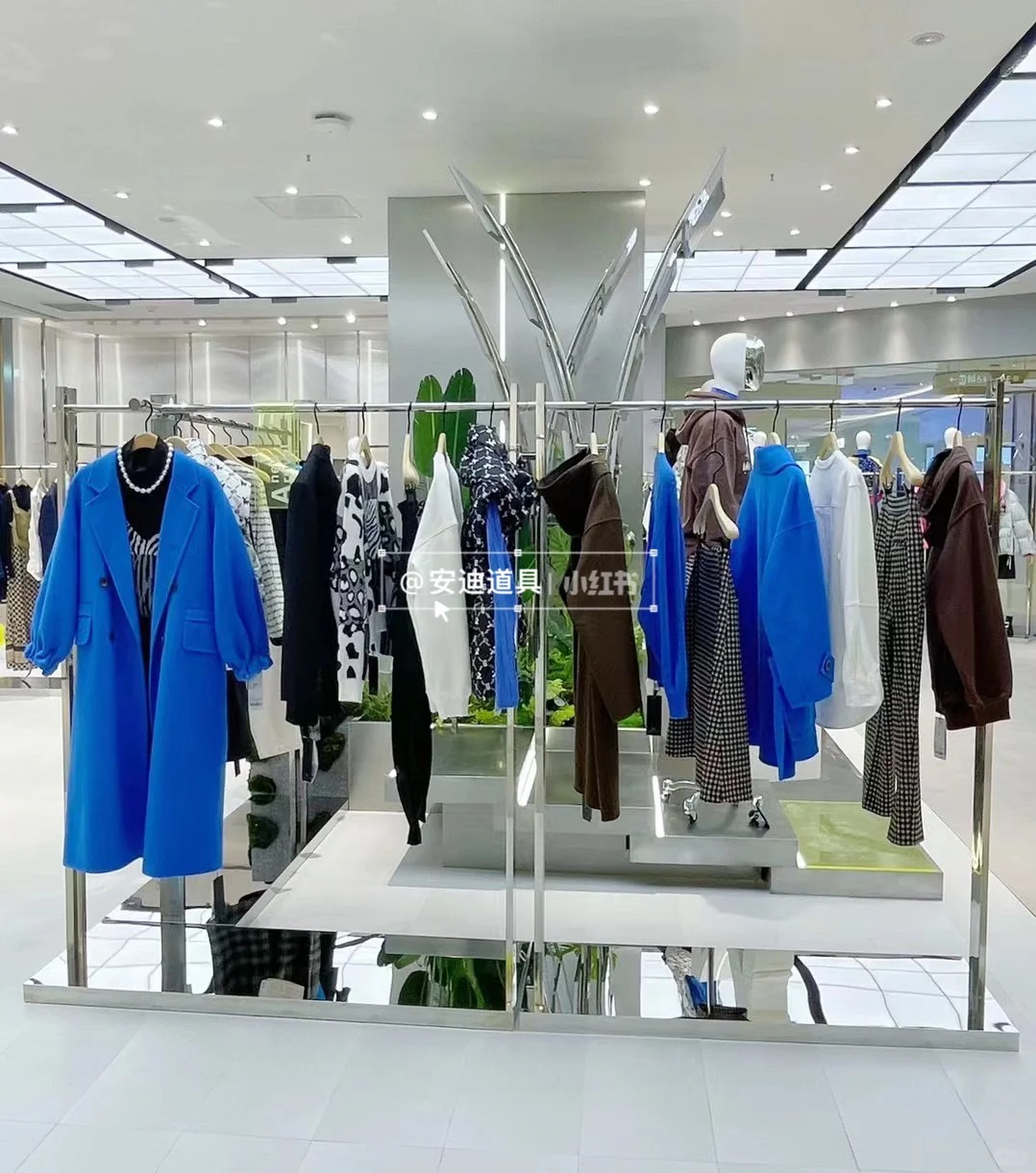 Manovich // MONOVICH