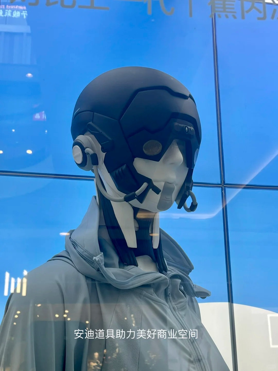 Come on! Focus on a friend!