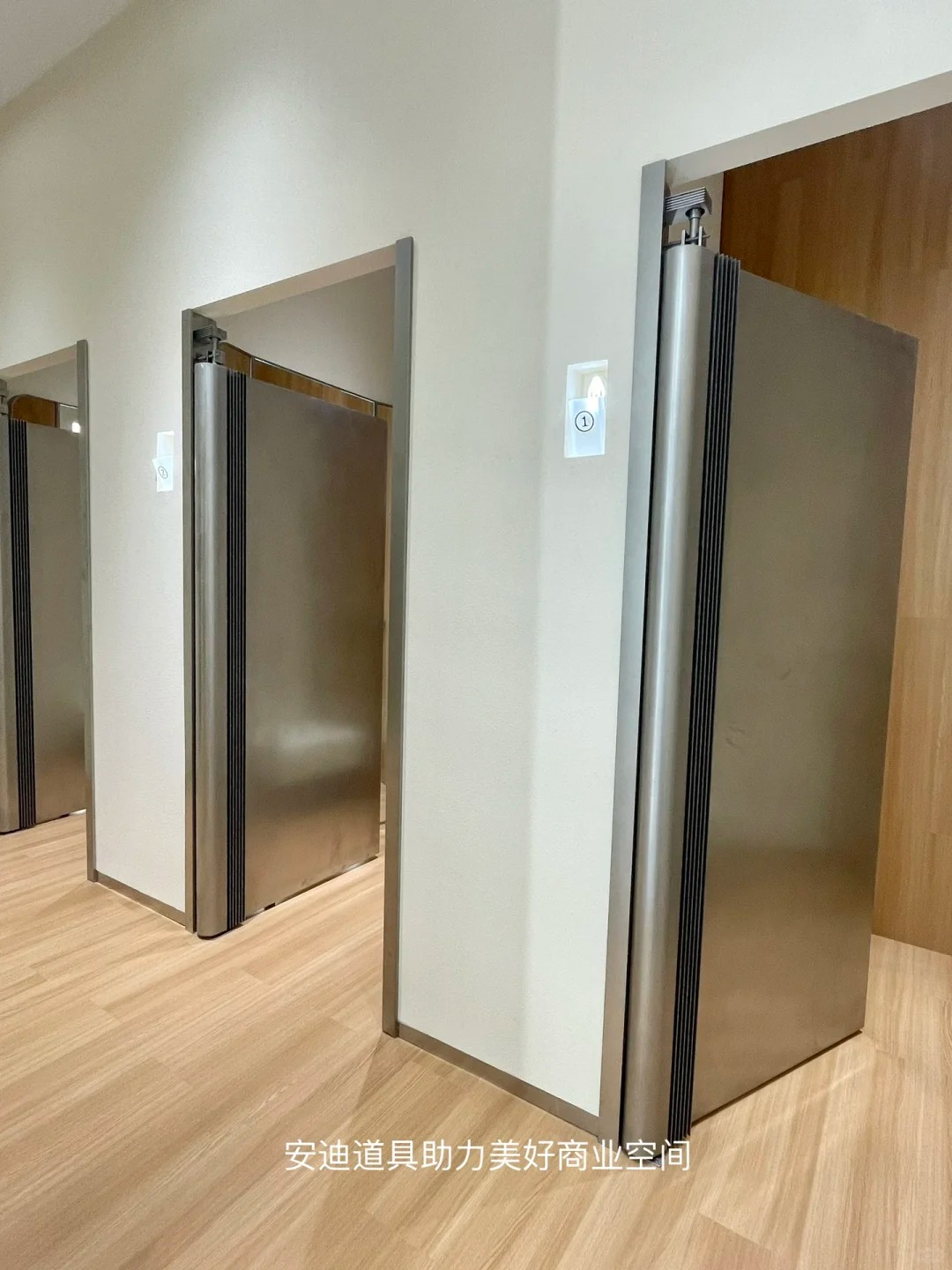 Come on! Focus on a friend!