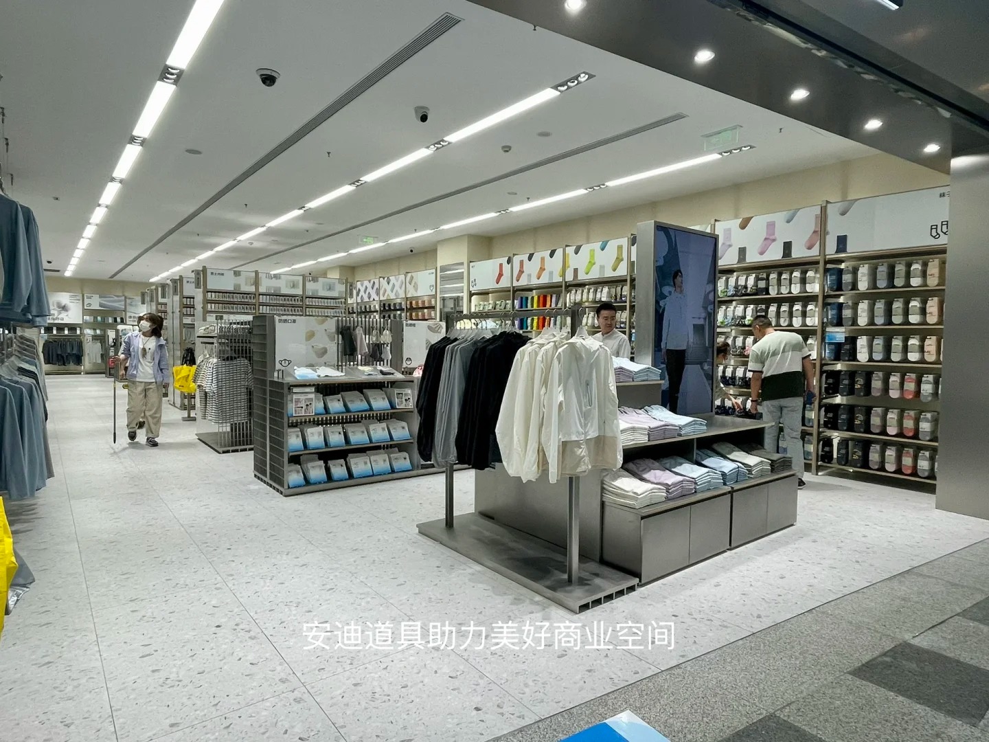 Come on! Focus on a friend!